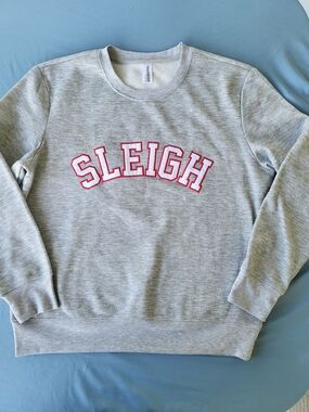 Unbranded Y2K Varsity Style "Sleigh" Grey Fleece Crewneck Sweatshirt - Size L